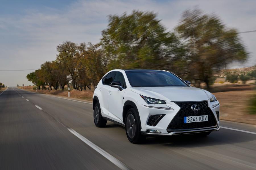  Lexus NX300h F-Sport 2017 года  (WW) (фото 7 из 20)